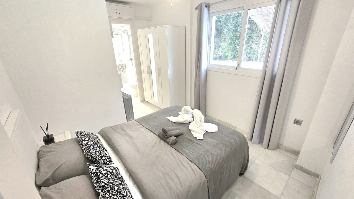 8 Bedroom Villa in Marbella - Photo 32