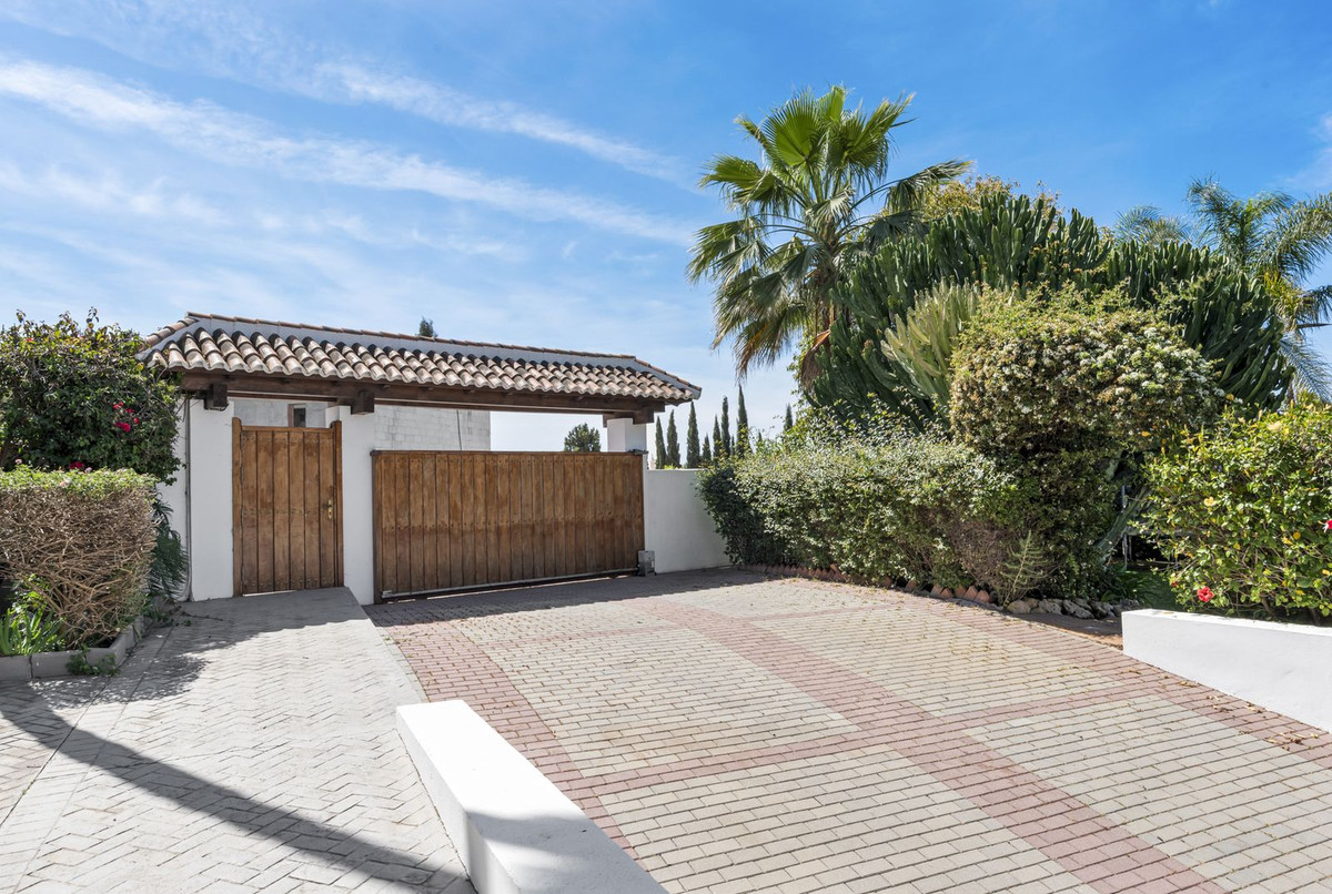 6 Bedroom Villa in Estepona - Photo 49