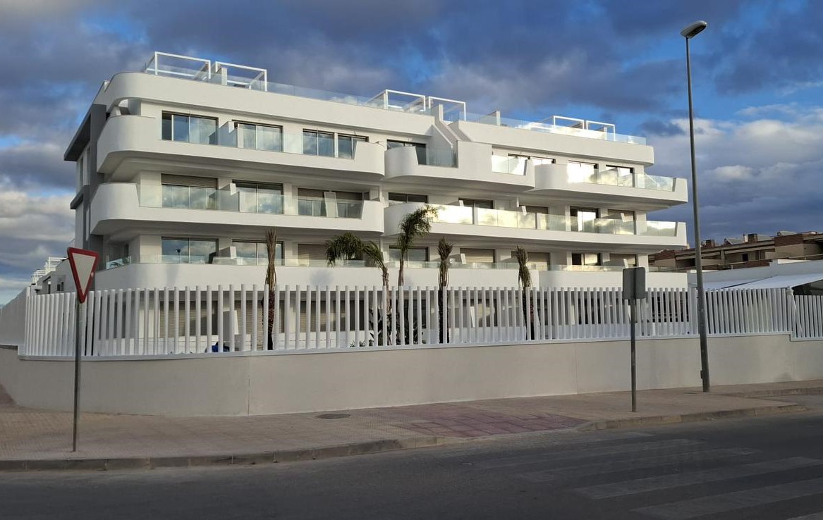 Piso de 2 dormitorios con piscina en Alicante – Foto 4