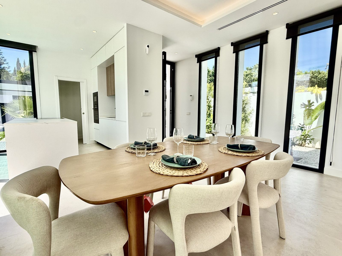 6 Bedroom Villa in Estepona - Photo 16