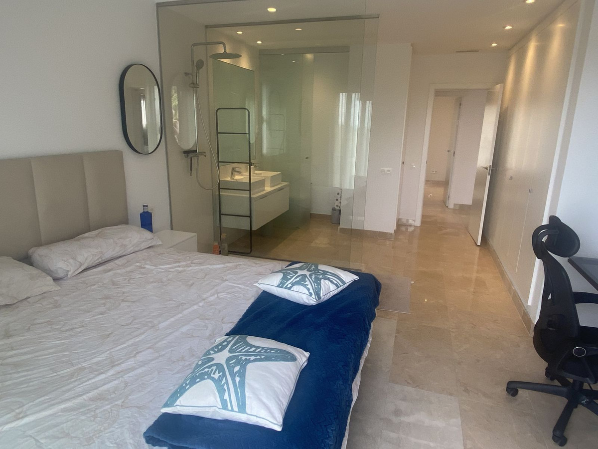 3 Bedroom Apartment in Estepona - Photo 8