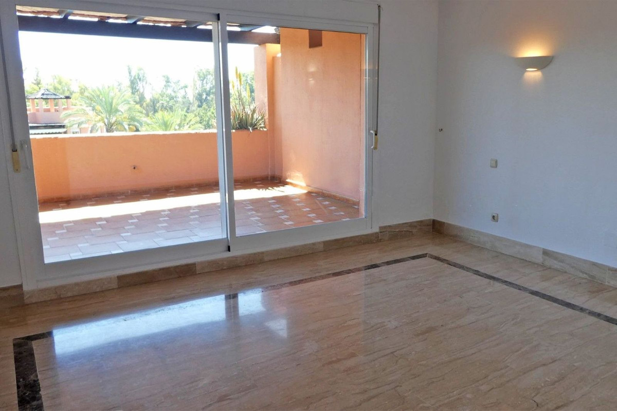 2 Bedroom Penthouse in San Pedro de Alcántara - Photo 8