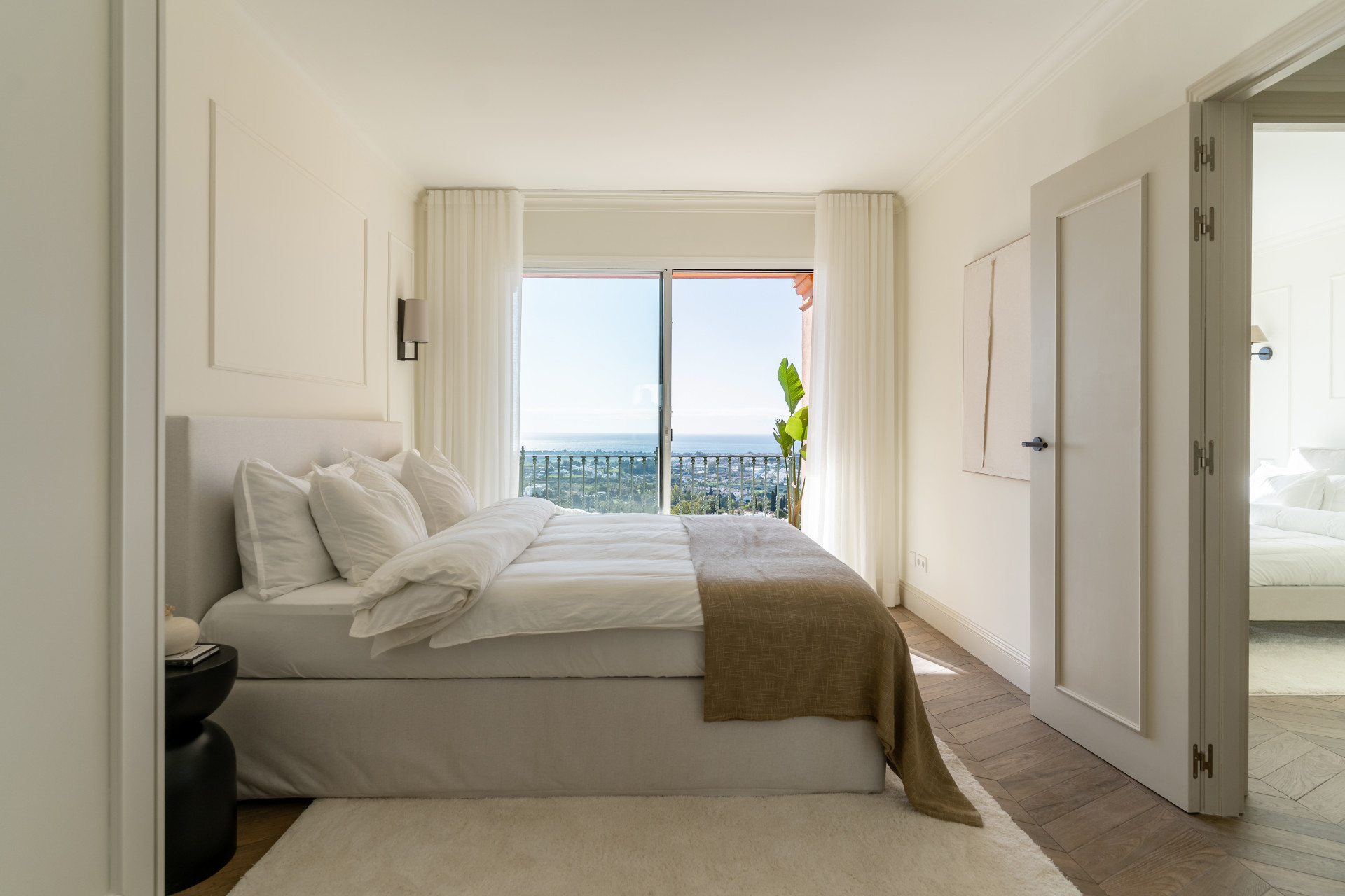 4 Bedroom Townhouse in Benahavís - Photo 17