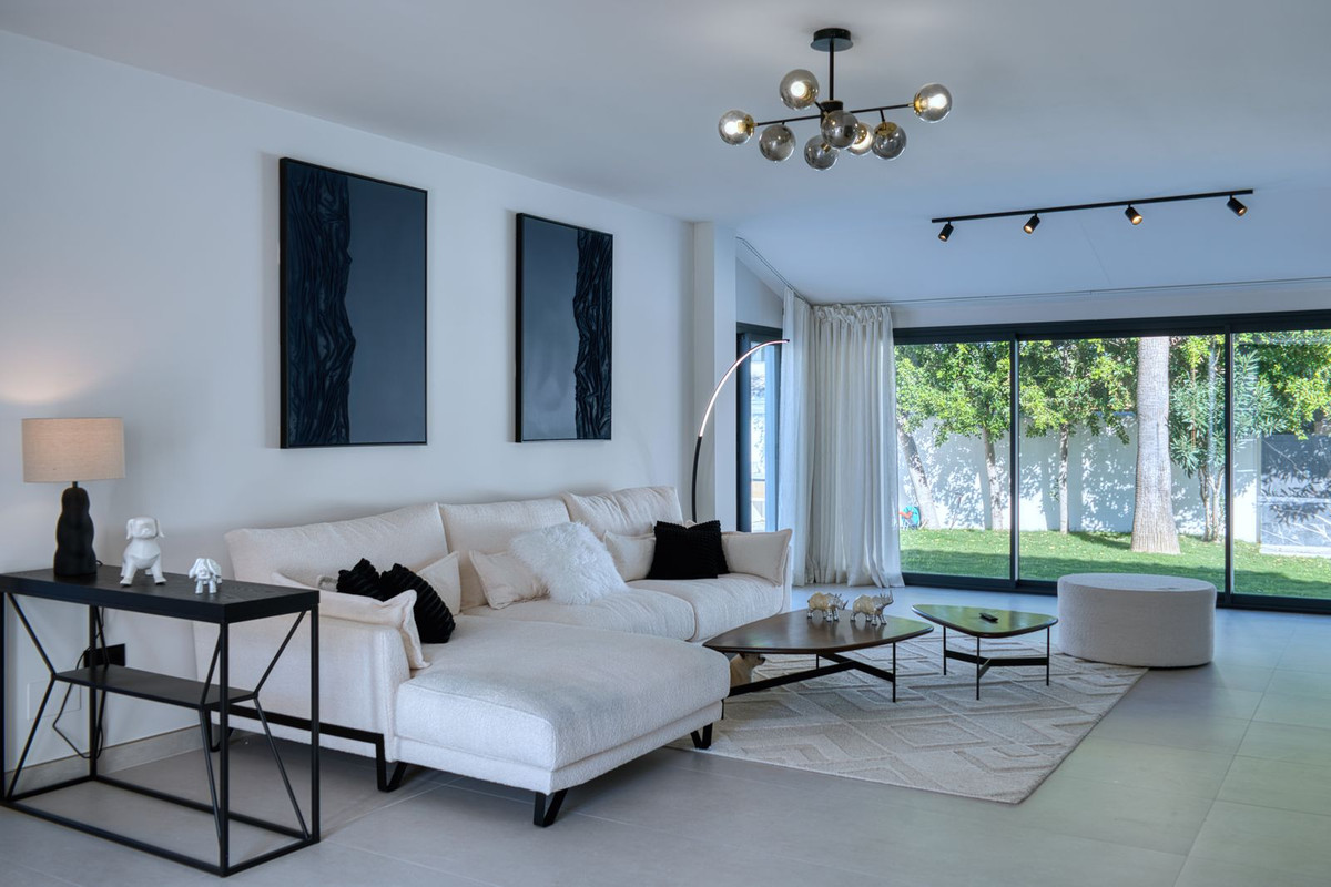 5 Bedroom Villa in Marbella - Photo 5