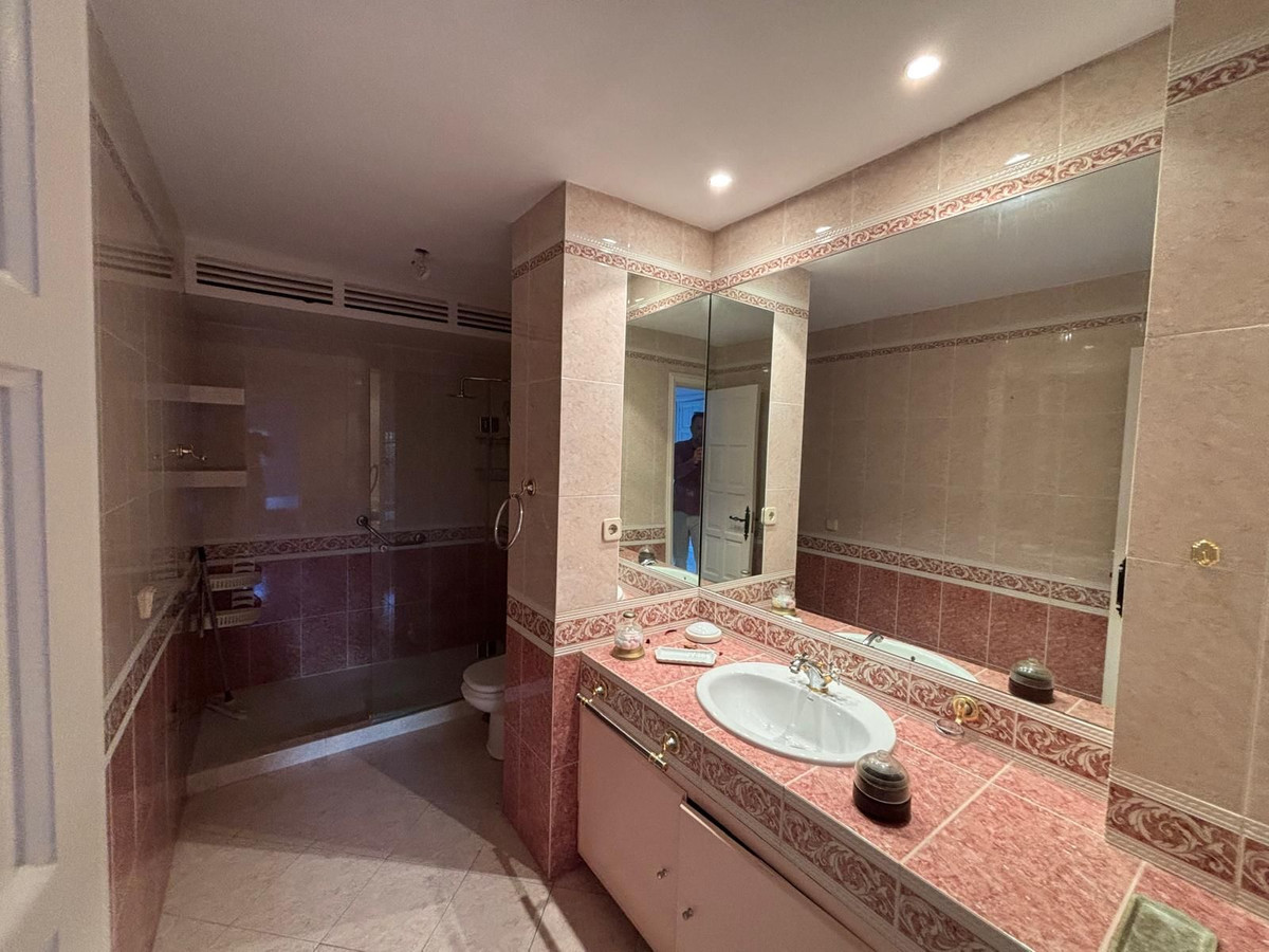 3 Bedroom Apartment in Marbella - Photo 14