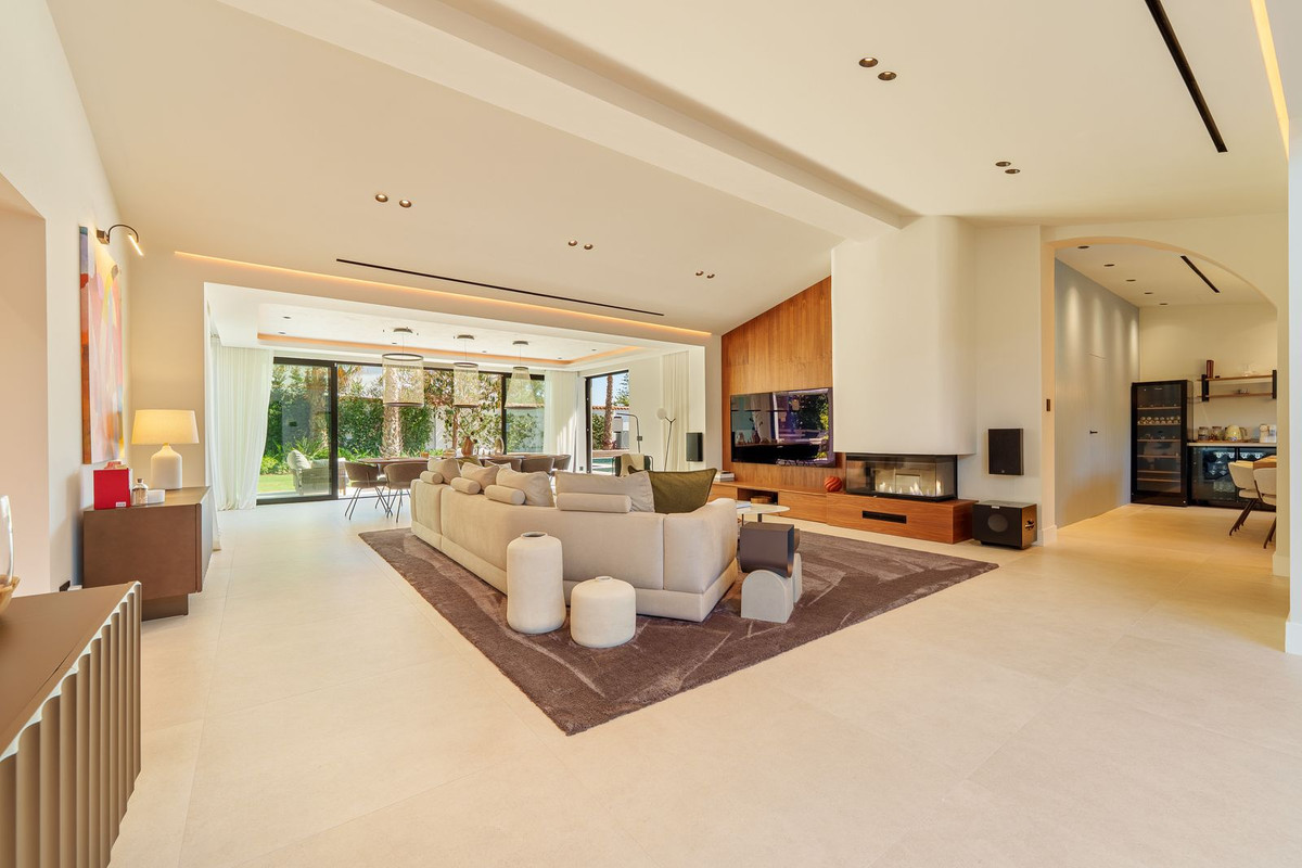 5 Bedroom Villa in Marbella - Photo 2