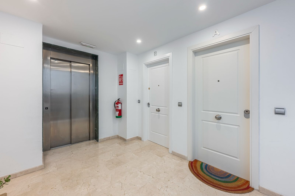 2 Bedroom Apartment in Estepona - Photo 31