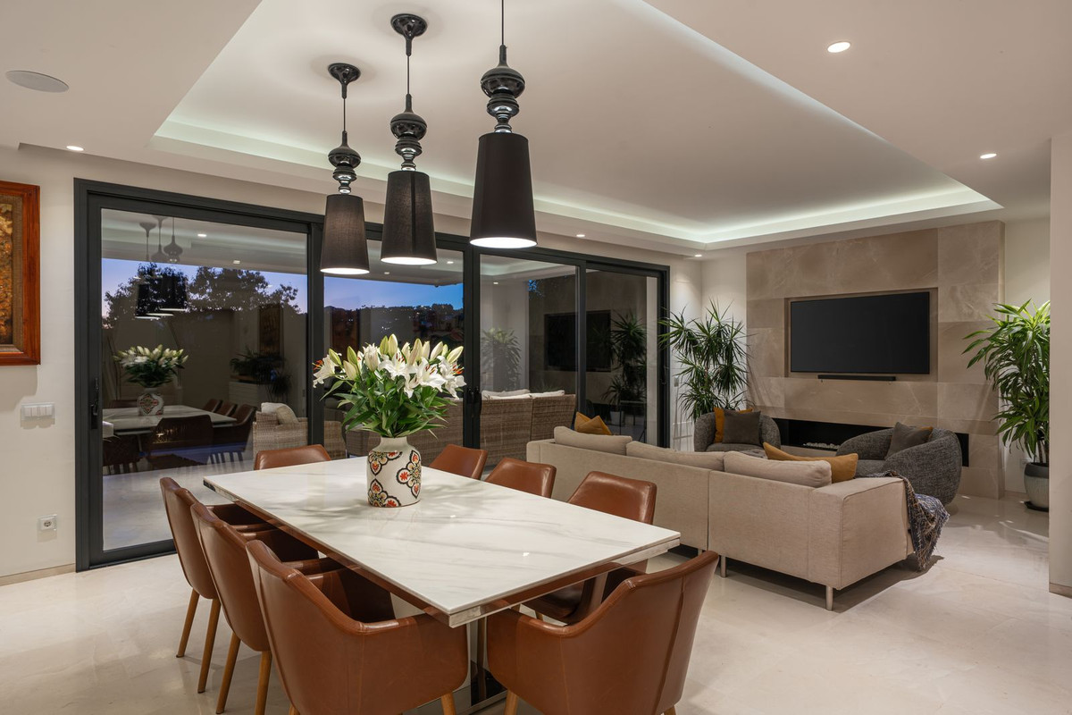 6 Bedroom Villa in Marbella - Photo 8