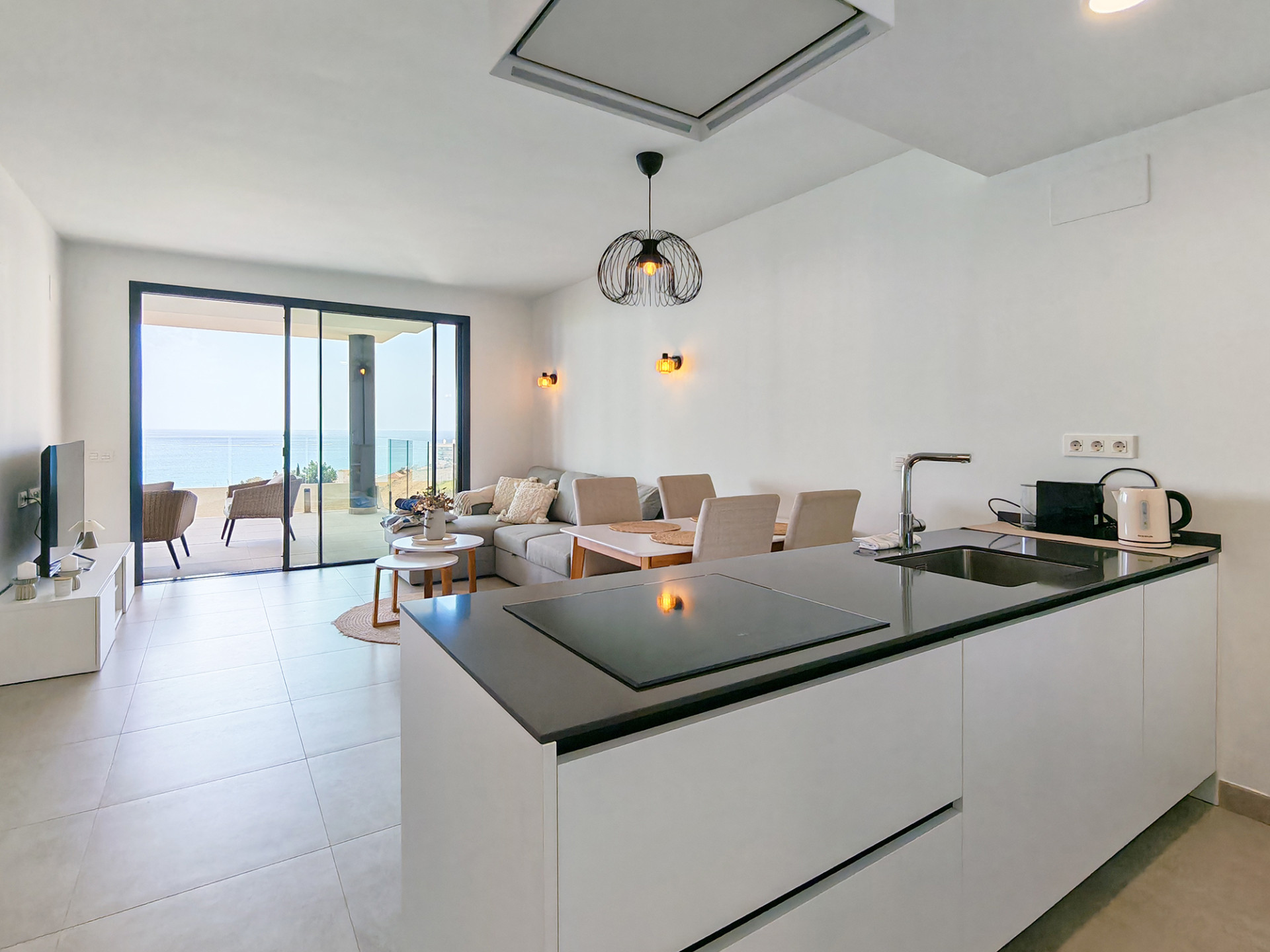 2 Bedroom Apartment in Benalmádena - Photo 3