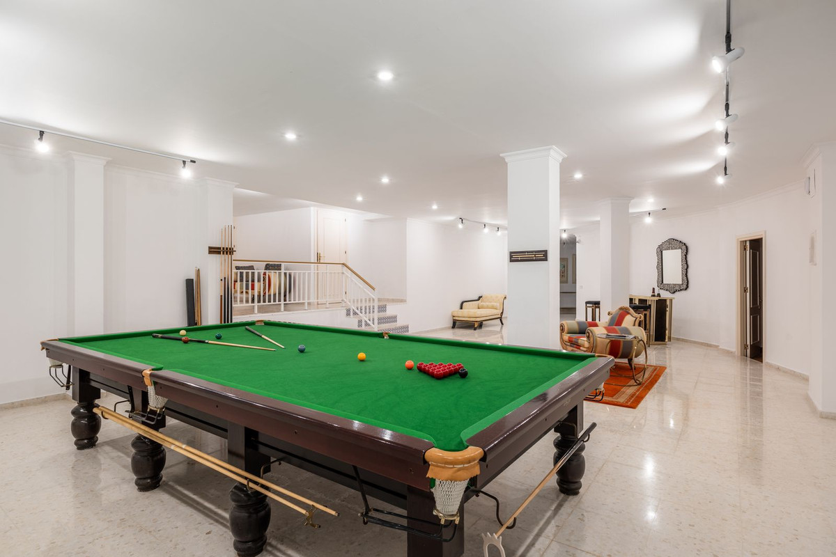 6 Bedroom Villa in Estepona - Photo 17