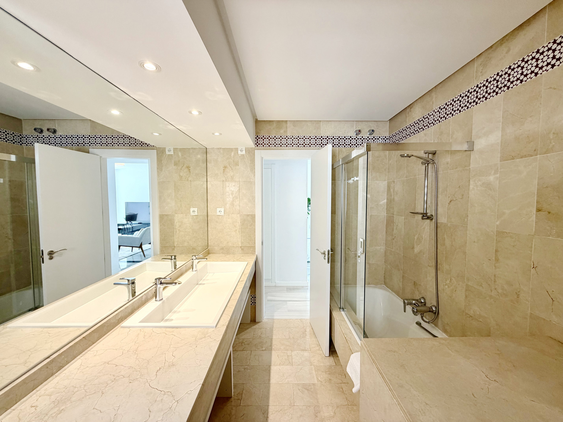 2 Bedroom Apartment in Marbella - Photo 19