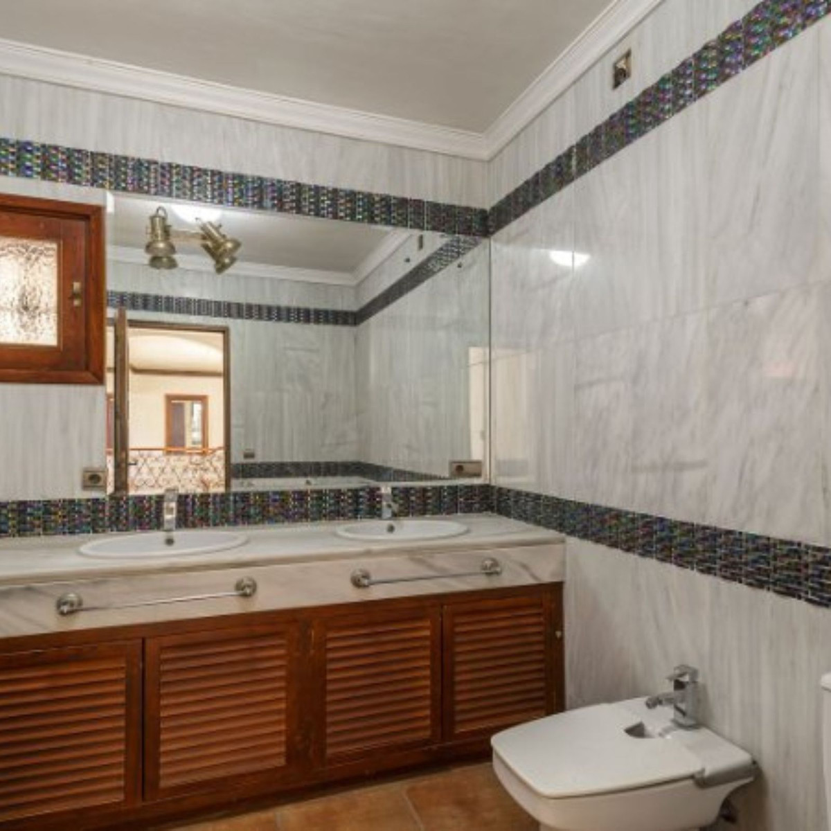 8 Bedroom Villa in Marbella - Photo 11