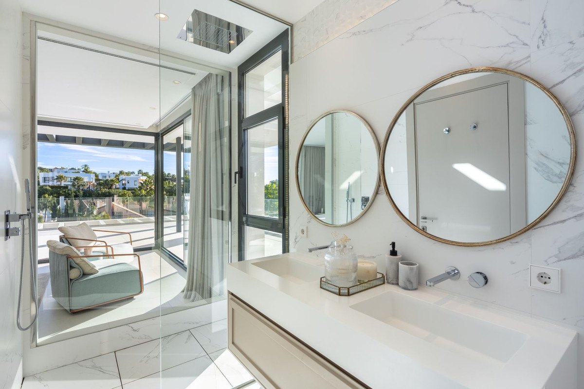 6 Bedroom Villa in Marbella - Photo 12