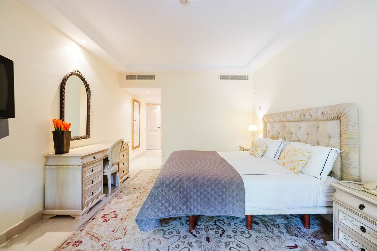 2 Bedroom Apartment in Estepona - Photo 5