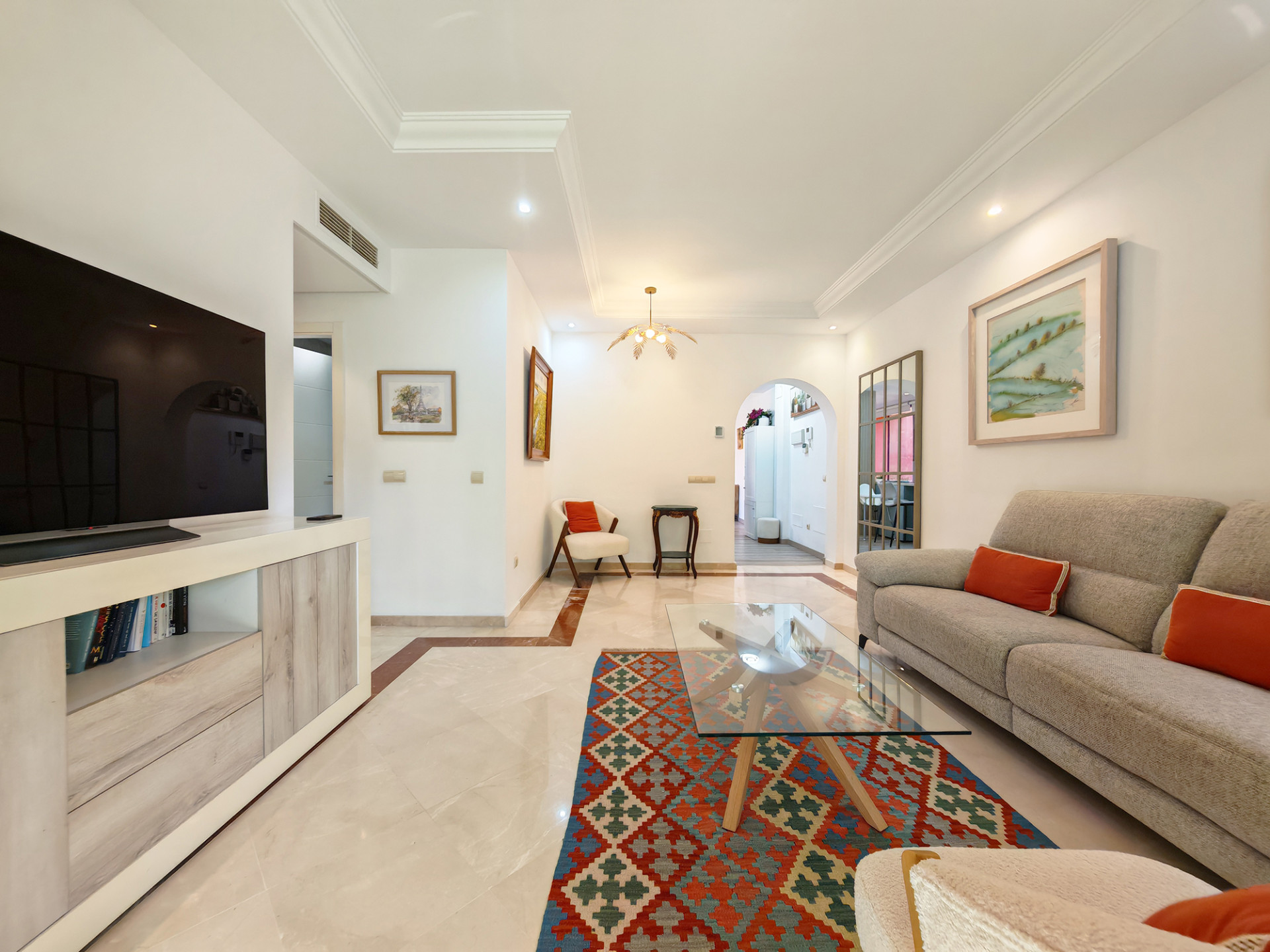 3 Bedroom Apartment in Marbella - Photo 2