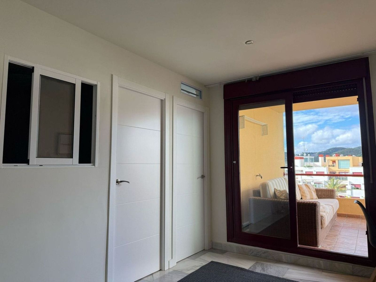 3 Bedroom Penthouse in Estepona - Photo 21