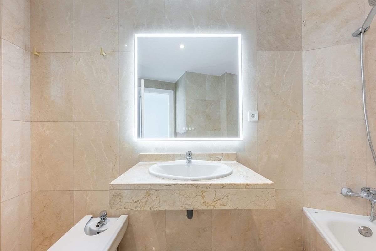 2 Bedroom Apartment in Estepona - Photo 23
