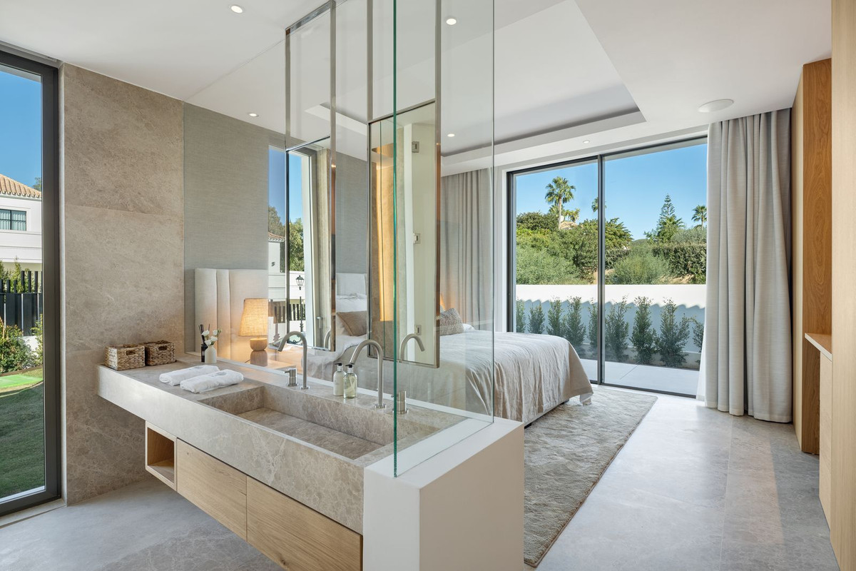 6 Bedroom Villa in Marbella - Photo 10