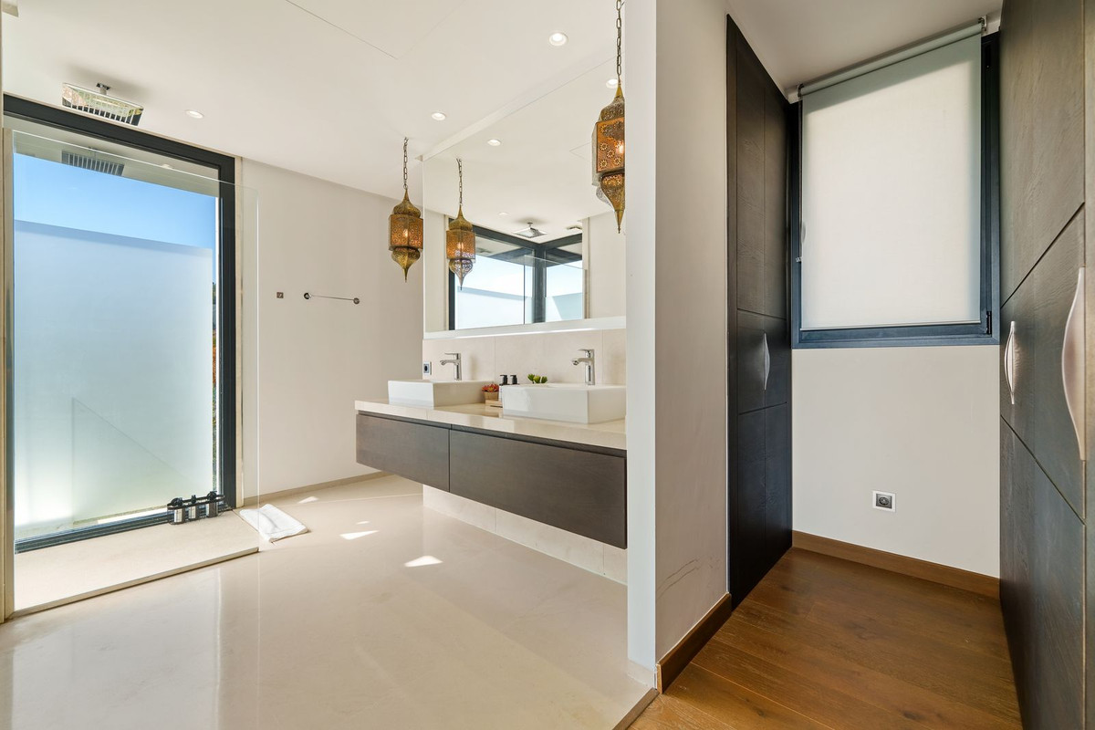 6 Bedroom Villa in Marbella - Photo 13