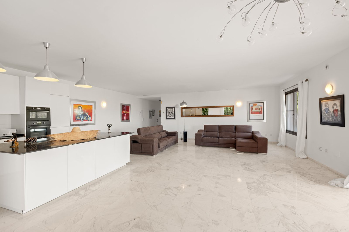 2 Bedroom Apartment in Marbella - Photo 3