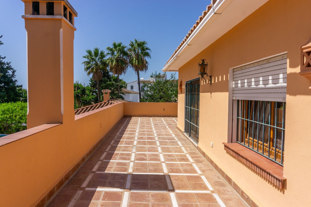 6 Bedroom Villa in Estepona - Photo 35