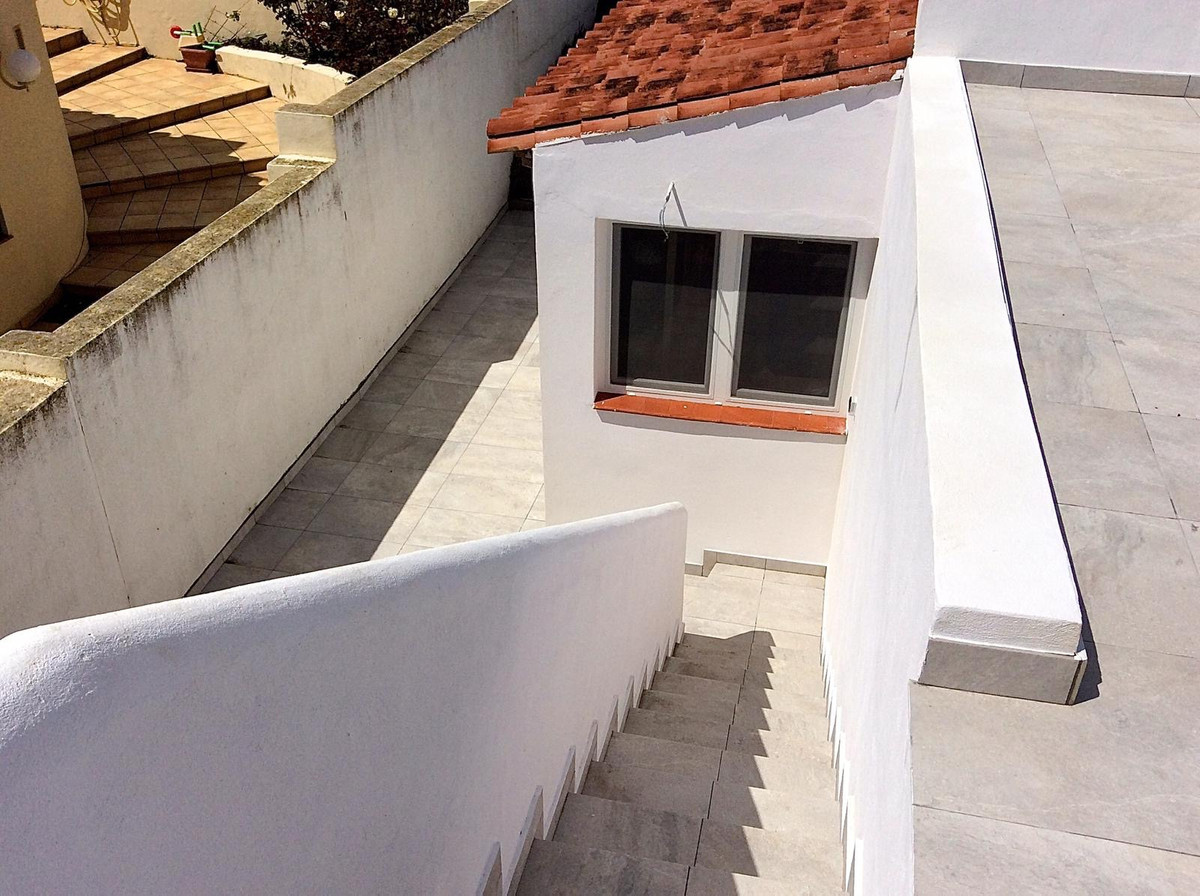4 Bedroom Villa in Estepona - Photo 27