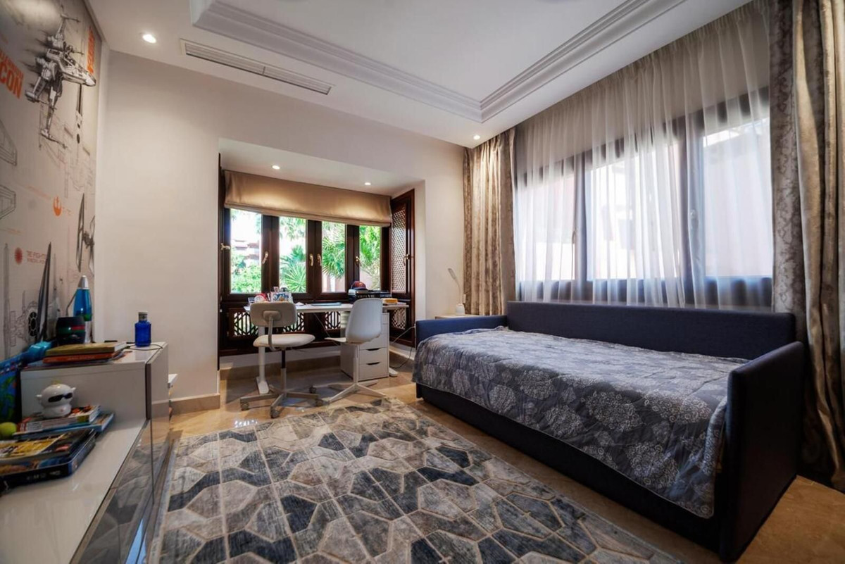 3 Bedroom Penthouse in Estepona - Photo 15