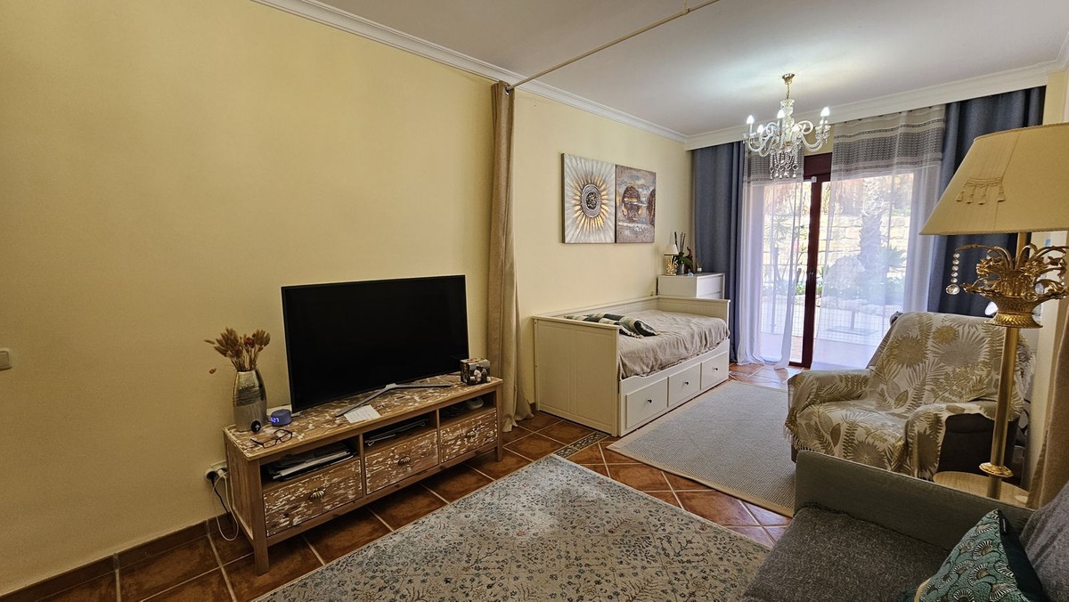 1 Bedroom Apartment in Estepona - Photo 5