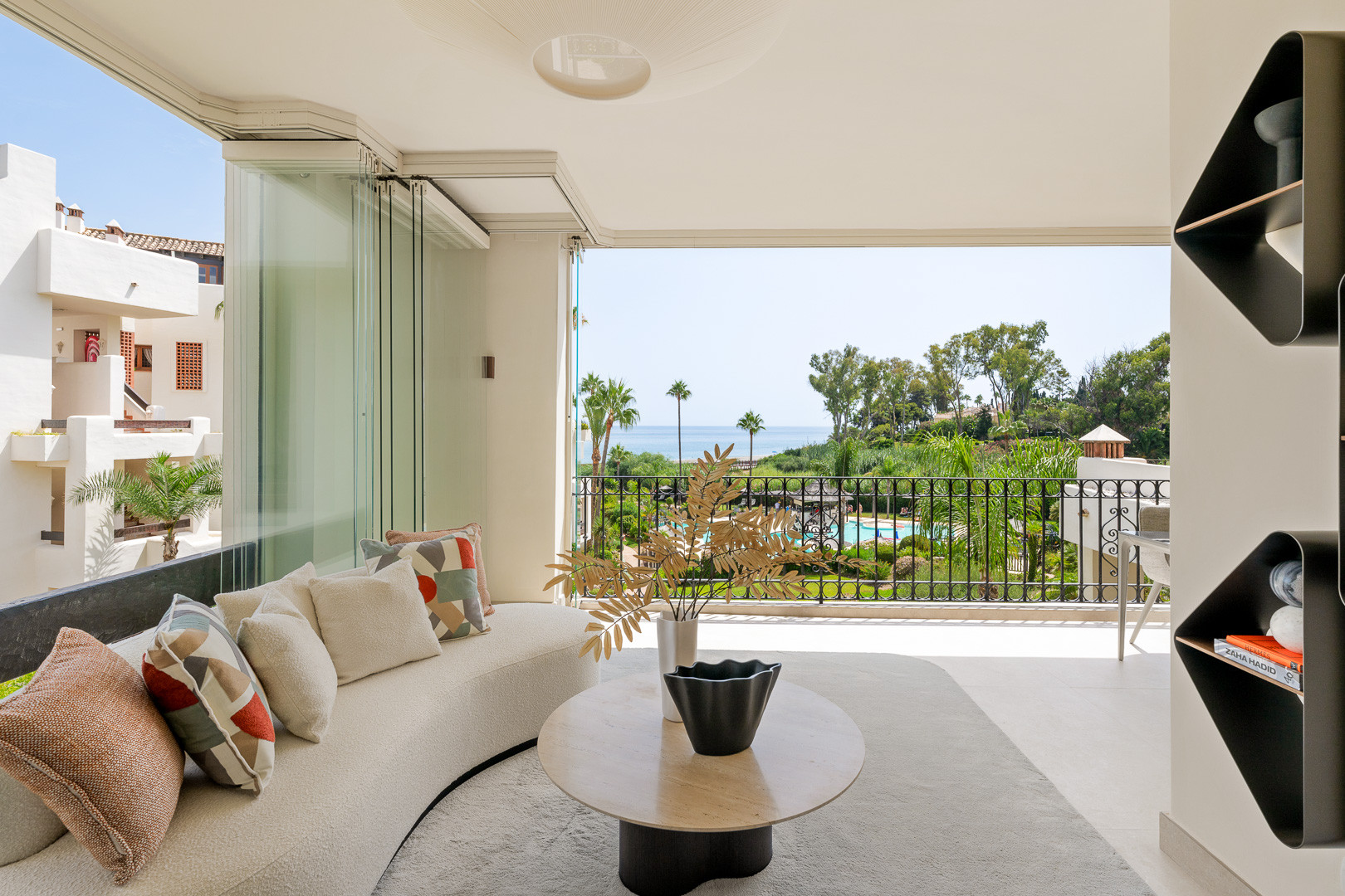 3 Bedroom Apartment in Estepona - Photo 4
