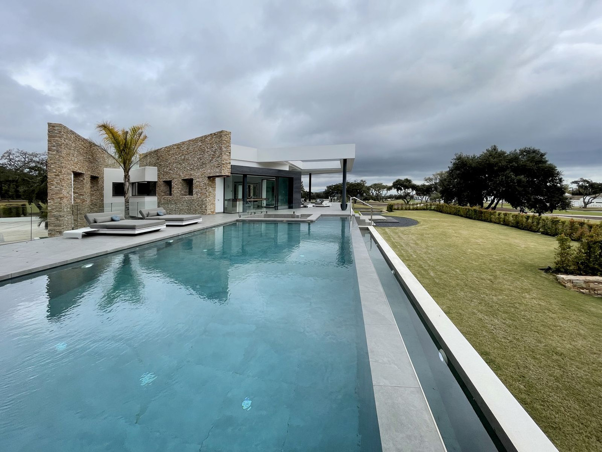 6 Bedroom Villa in San Roque - Photo 16
