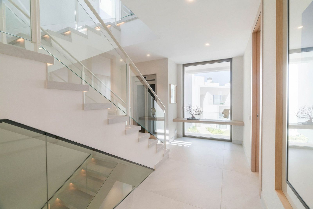 4 Bedroom Villa in Marbella - Photo 11