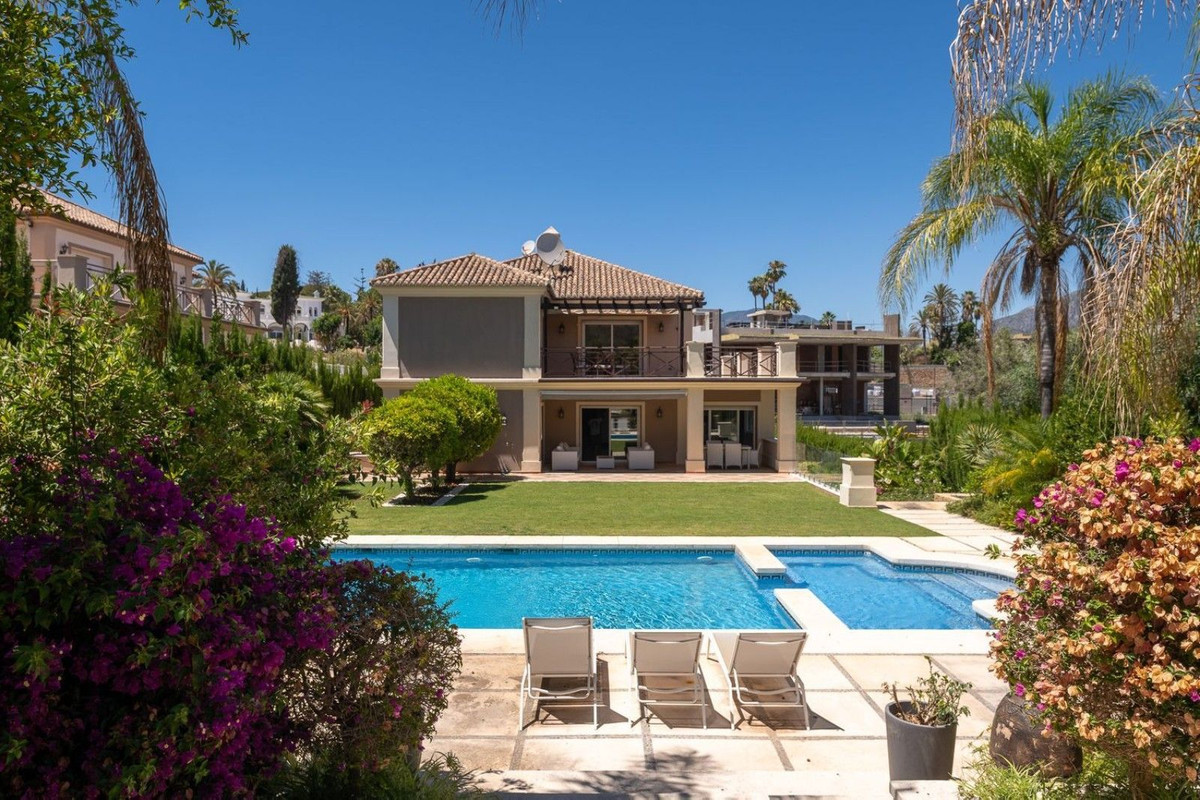 6 Bedroom Villa in Marbella - Photo 2