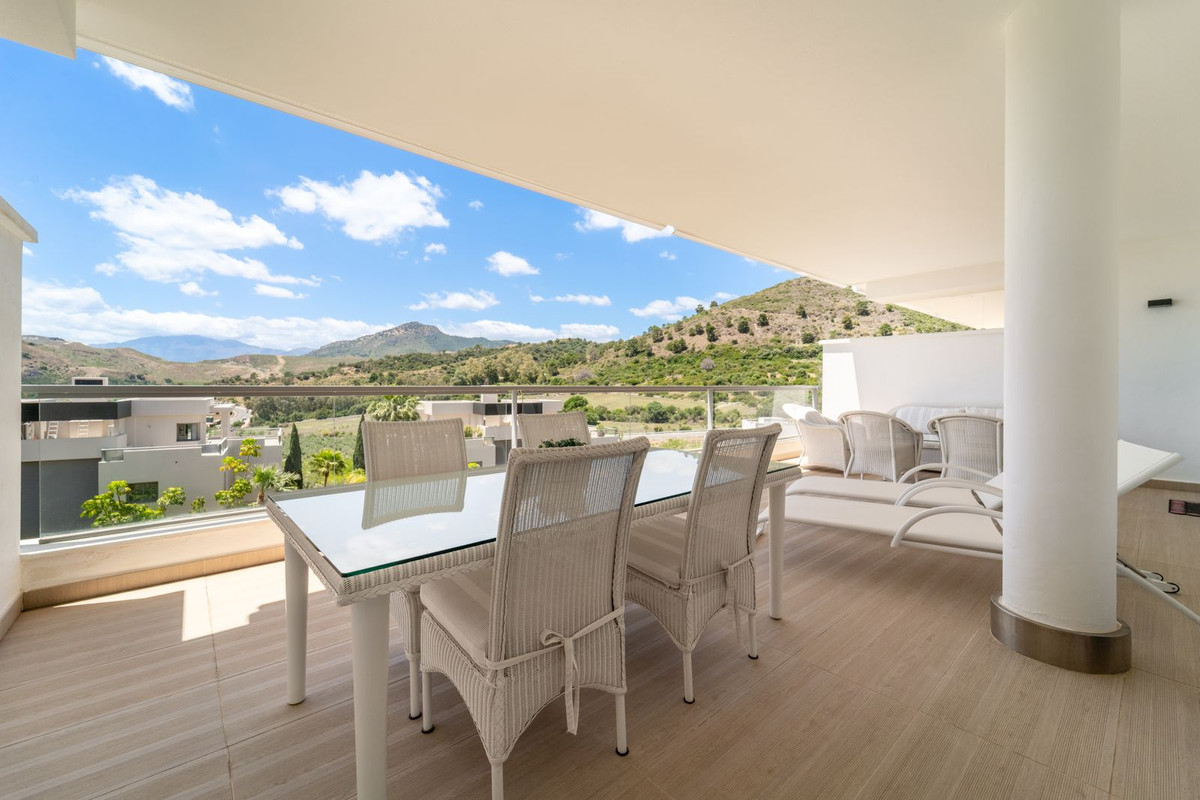 2 Bedroom Apartment in Benahavís - Photo 6