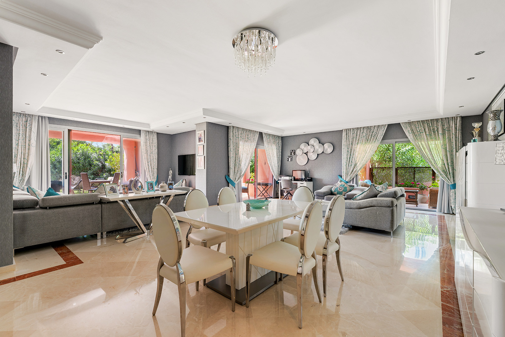 3 Bedroom Apartment in Estepona - Photo 8
