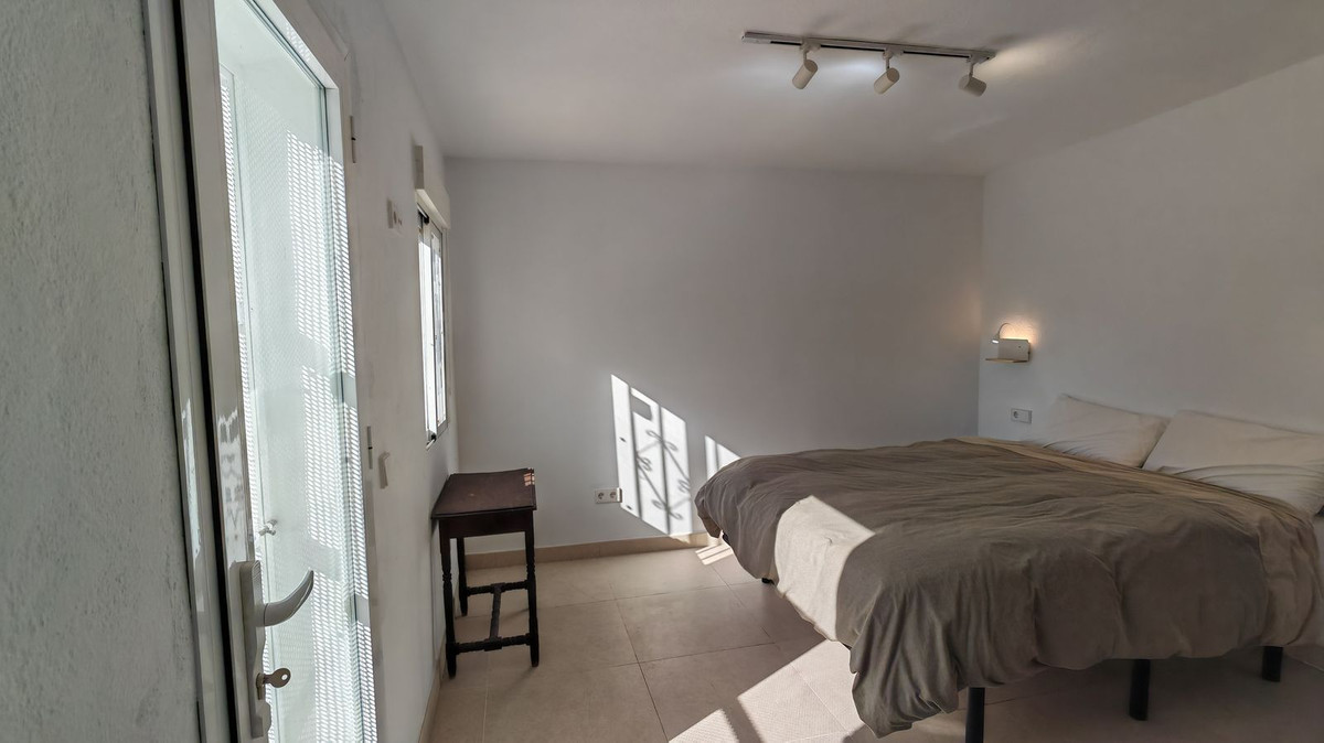 Chalet de 4 dormitorios con piscina en Málaga – Foto 13