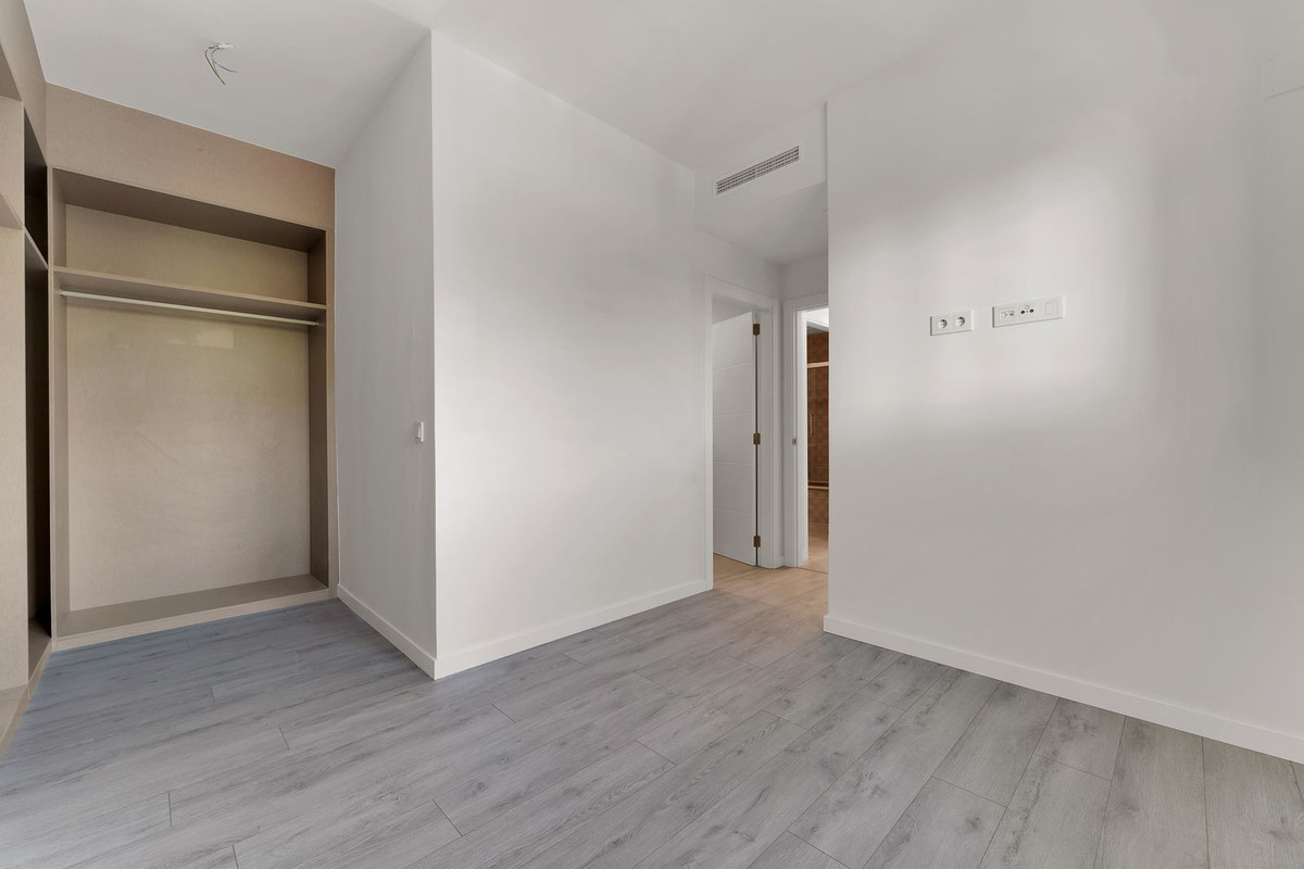 3 Bedroom Apartment in Estepona - Photo 13