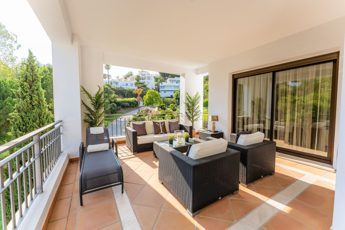 3 Bedroom Apartment in Benahavís - Photo 18