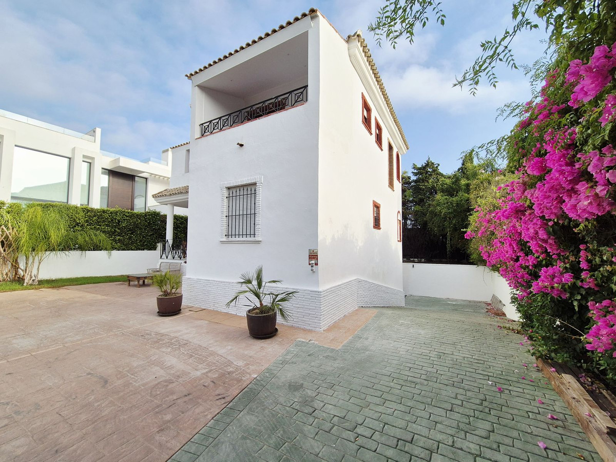 4 Bedroom Villa in San Pedro de Alcántara - Photo 4