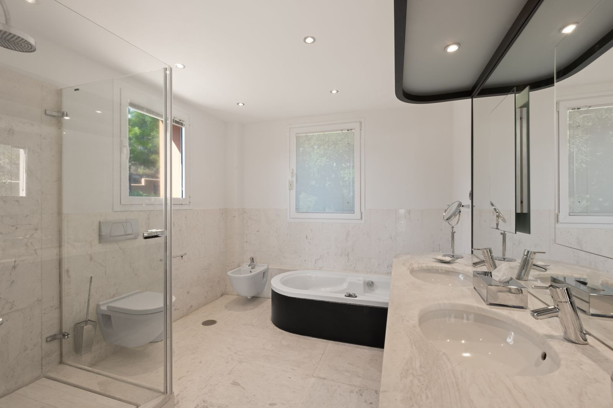 5 Bedroom Villa in Marbella - Photo 27