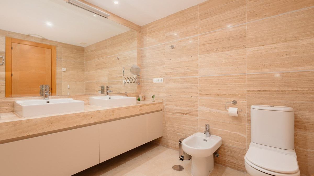3 Bedroom Apartment in Benahavís - Photo 15