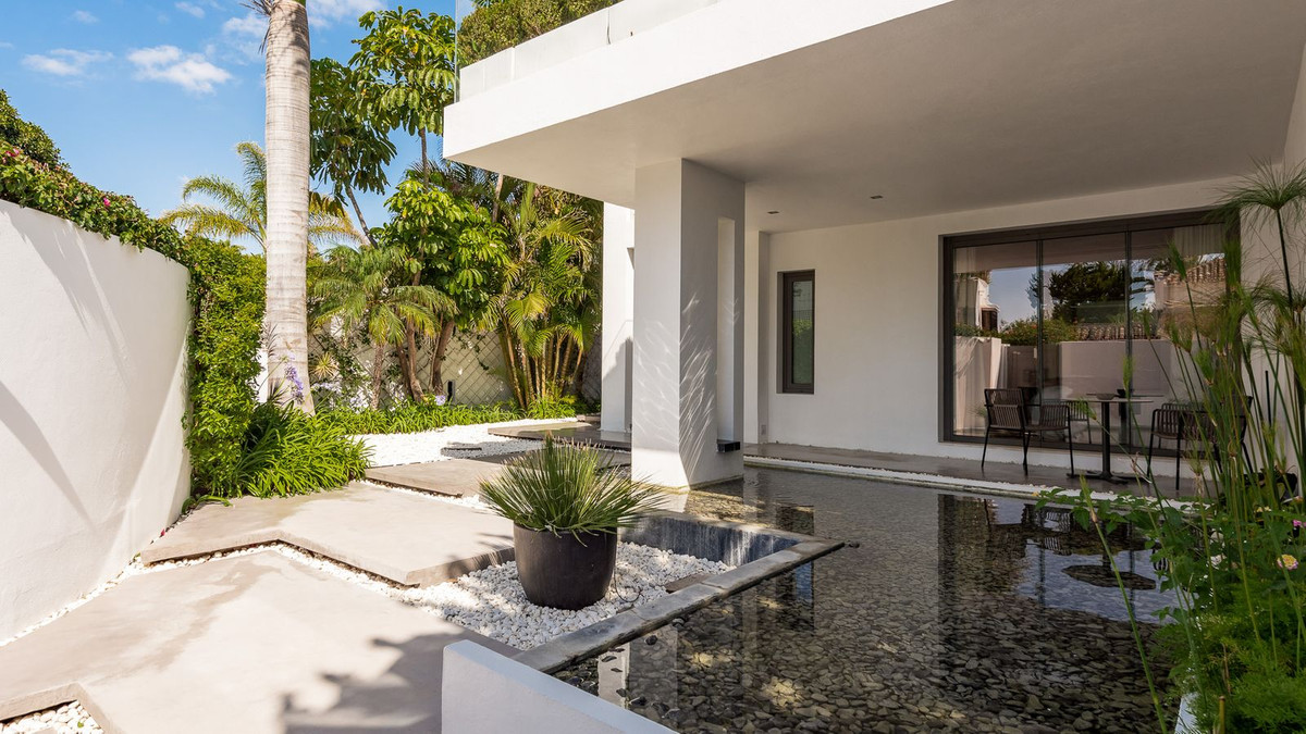 4 Bedroom Villa in Marbella - Photo 8