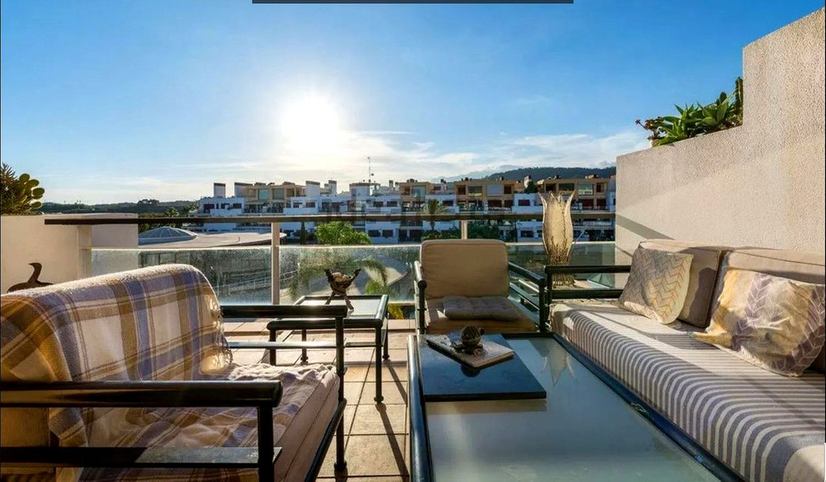 3 Bedroom Penthouse in Benahavís - Photo 3
