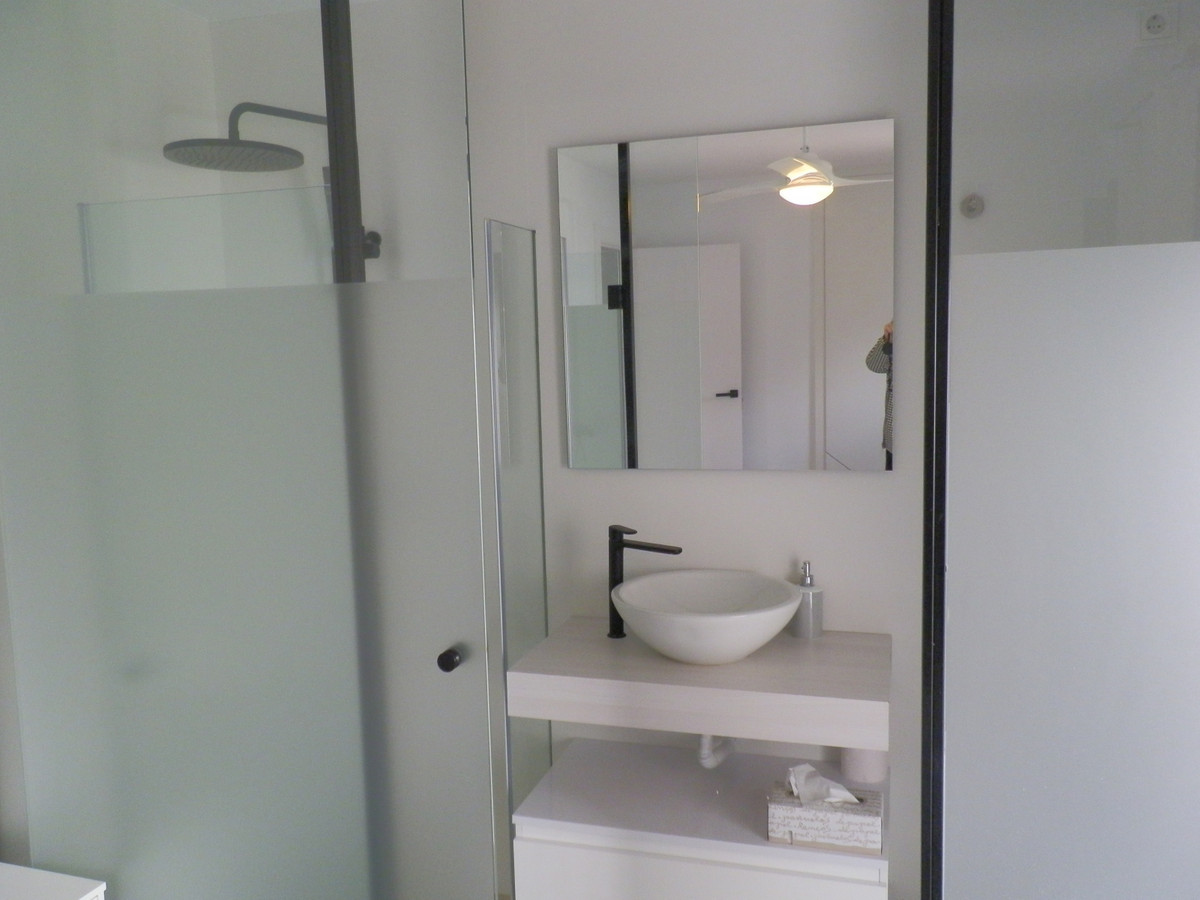 2 Bedroom Townhouse in Marbella - Photo 15