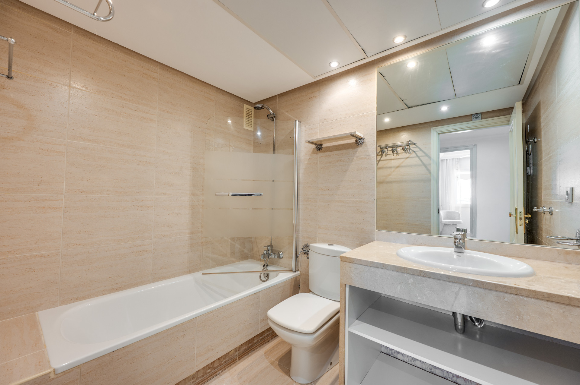 2 Bedroom Apartment in Marbella - Photo 17