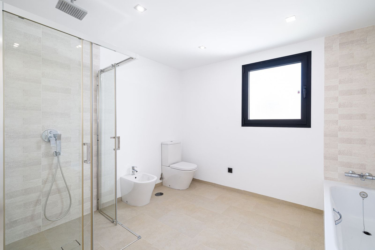 4 Bedroom Villa in San Pedro de Alcántara - Photo 32