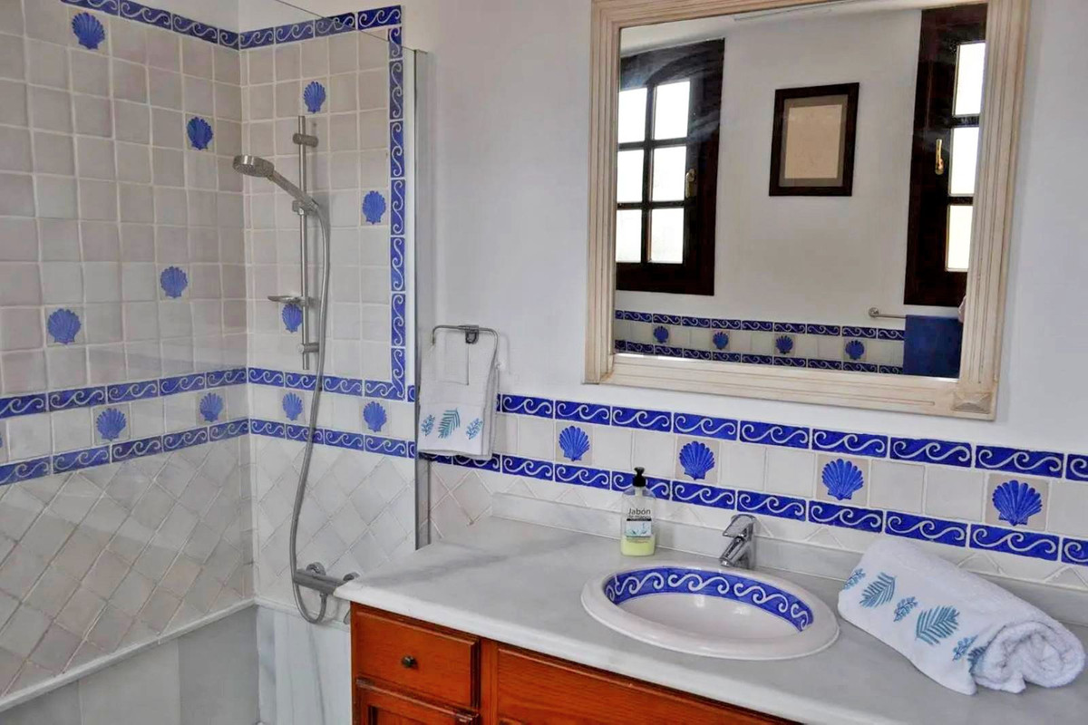 6 Bedroom Villa in San Pedro de Alcántara - Photo 21