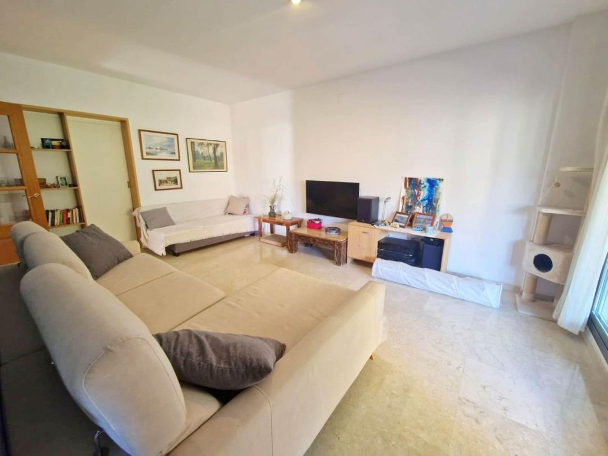 4 Bedroom Apartment in Málaga - Photo 3
