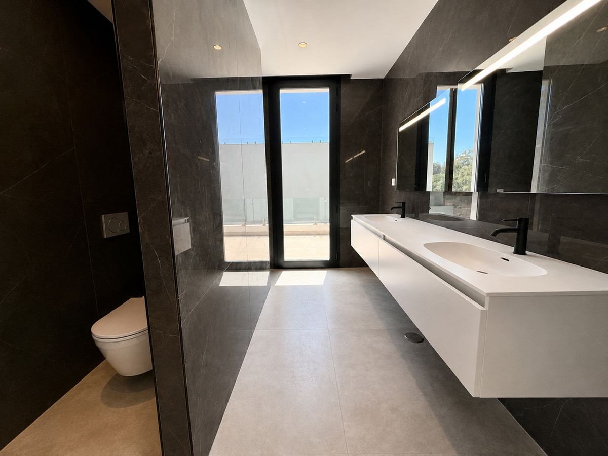 5 Bedroom Villa in Estepona - Photo 21