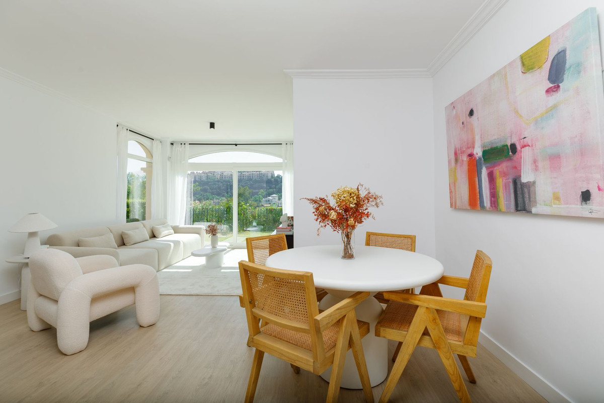3 Bedroom Apartment in Benahavís - Photo 5