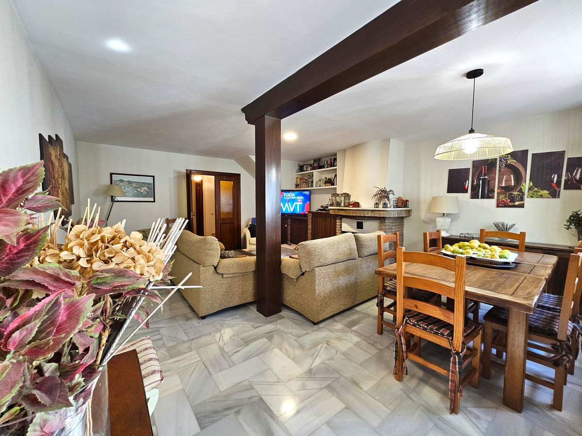 3 Bedroom Townhouse in Benahavís - Photo 4